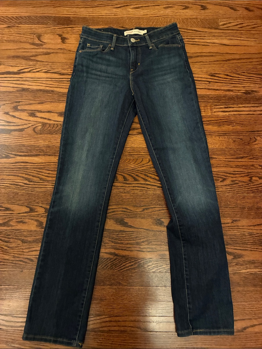 NWOT- Levi's Womens mid rise Straight signature Jeans - Dark Blue size 2